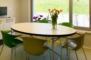 Kieferorthop&auml;die Dr. Gabriel Besprechungszimmer_IMG_2636 Fachpraxis Kieferorthop&auml;die - Team & Praxisrundgang