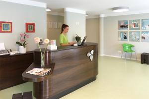 Kieferorthop&auml;die Dr. Gabriel Rezeption_IMG_2364 Fachpraxis Kieferorthop&auml;die - Team & Praxisrundgang