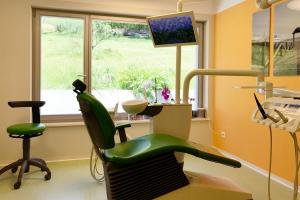 Kieferorthop&auml;die Dr. Gabriel Sprechzimmer4_IMG_2644 Fachpraxis Kieferorthop&auml;die - Team & Praxisrundgang