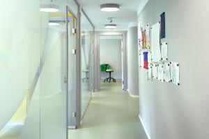 Kieferorthop&auml;die Dr. Gabriel Sprechzimmertrakt_IMG_2398 Fachpraxis Kieferorthop&auml;die - Team & Praxisrundgang