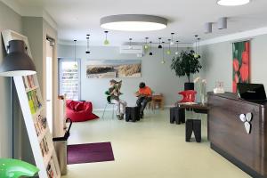 Kieferorthop&auml;die Dr. Gabriel Wartebereich_IMG_2400 Fachpraxis Kieferorthop&auml;die - Team & Praxisrundgang